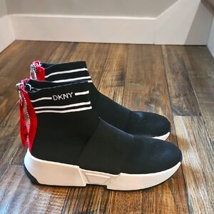 DKNY Women's‎ Black and White High-Top Sneakers. Size 7.5